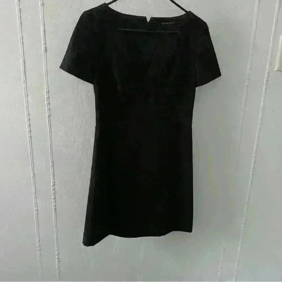 Black Halo Vneck cut in black size 4 - Picture 4 of 6